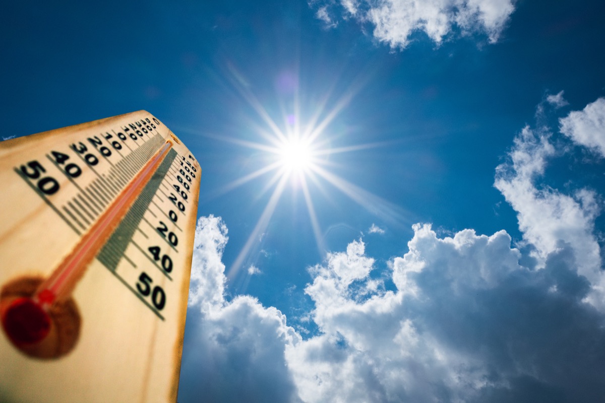 Termometru solar 40 de grade.  Zi fierbinte de vară.  Temperaturi ridicate vara