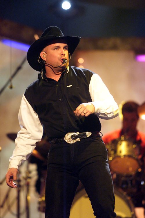 Garth Brooks performing at the 1998 Billboard Music Awards