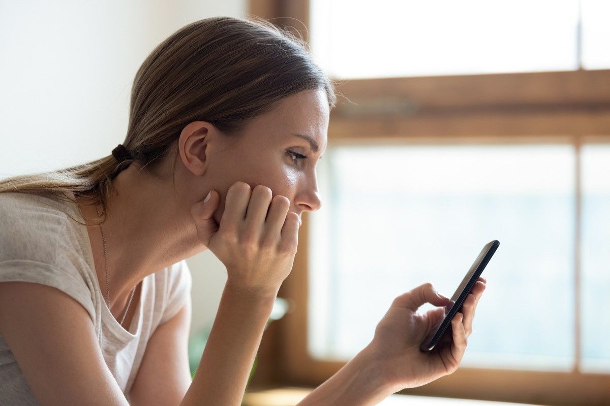 woman looking concerned at phone