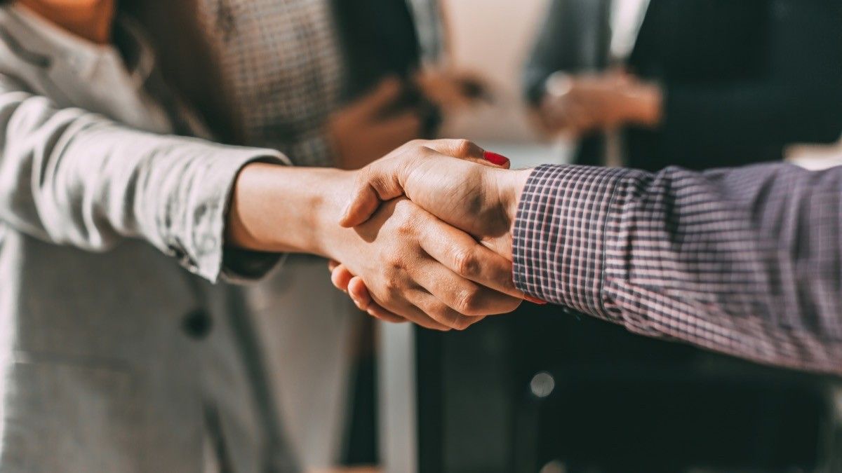 How To Shake Hands Like A Gentleman - Handshake Etiquette For Confident  Introductions