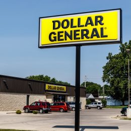 dollar general sign outside location