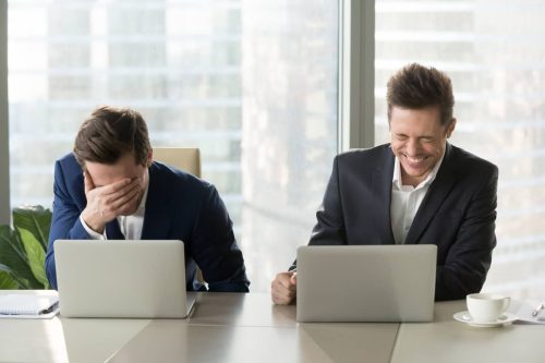 Mannen lachen om hun computers