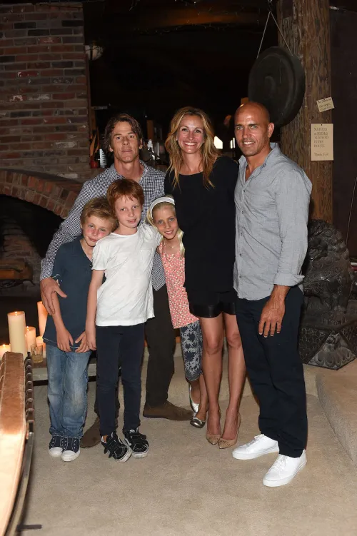 Danny Moder, Julia Roberts und ihre drei Kinder mit Kelly Slater bei der Launch-Party von Outerknown im Jahr 2015