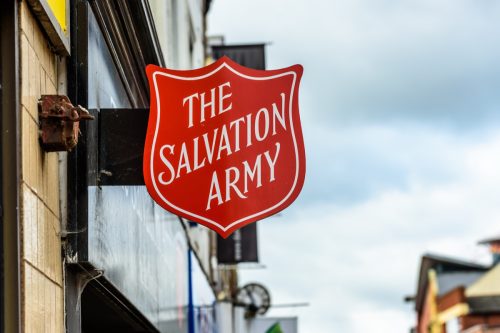 Semnul emblemei Armatei Salvării în centrul orașului Northampton.