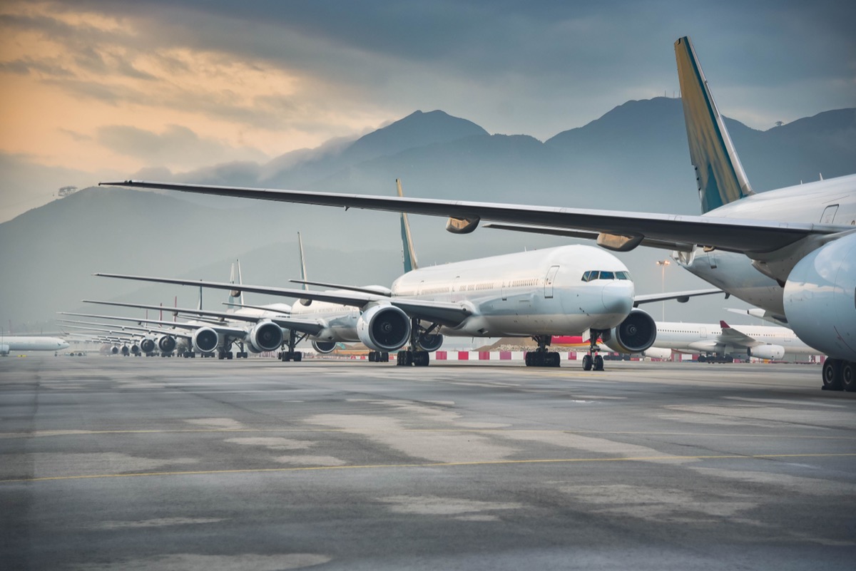 Flota aeroportuară de avioane parcate