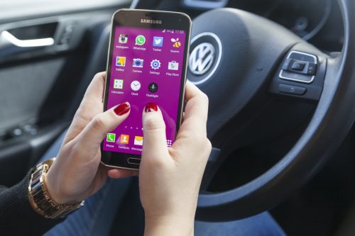 vrouw op android in auto