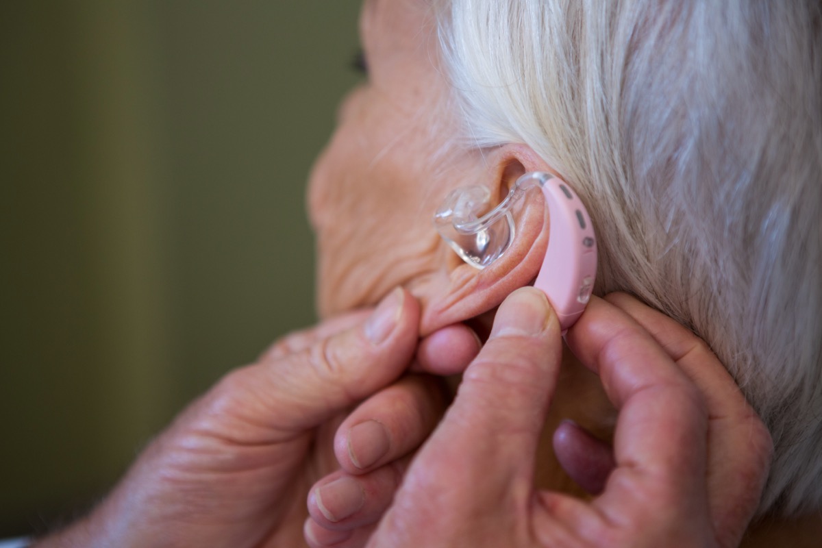 Femeie în vârstă cu un aparat auditiv