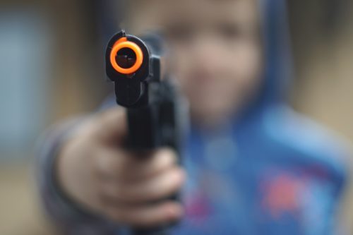 Schießen mit einer Spielzeugpistole