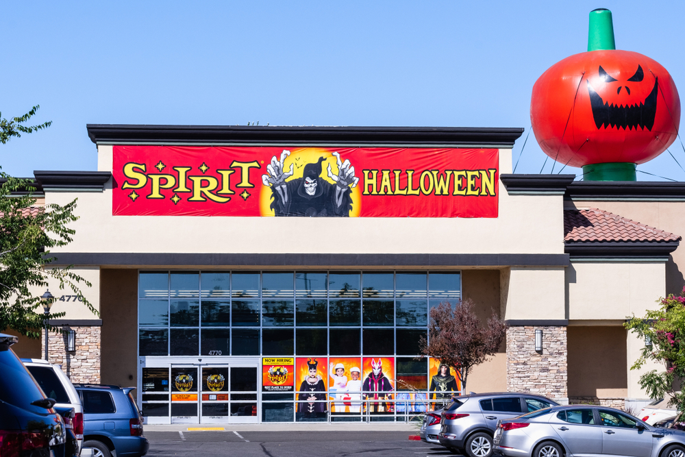 A Spirit Halloween storefront with cars in the parking lot