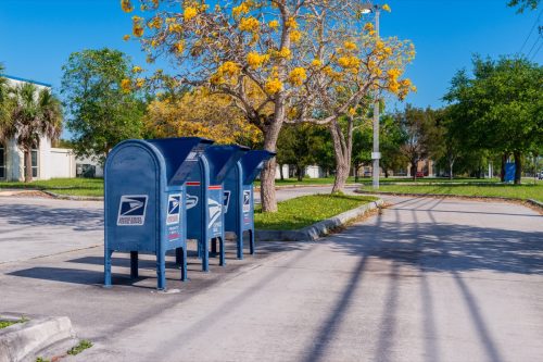 Cutiile poștale USPS de-a lungul drumului în Florida City, Florida, SUA.  USPS, sau US Mail, este responsabil pentru furnizarea Serviciului Poștal al Statelor Unite.