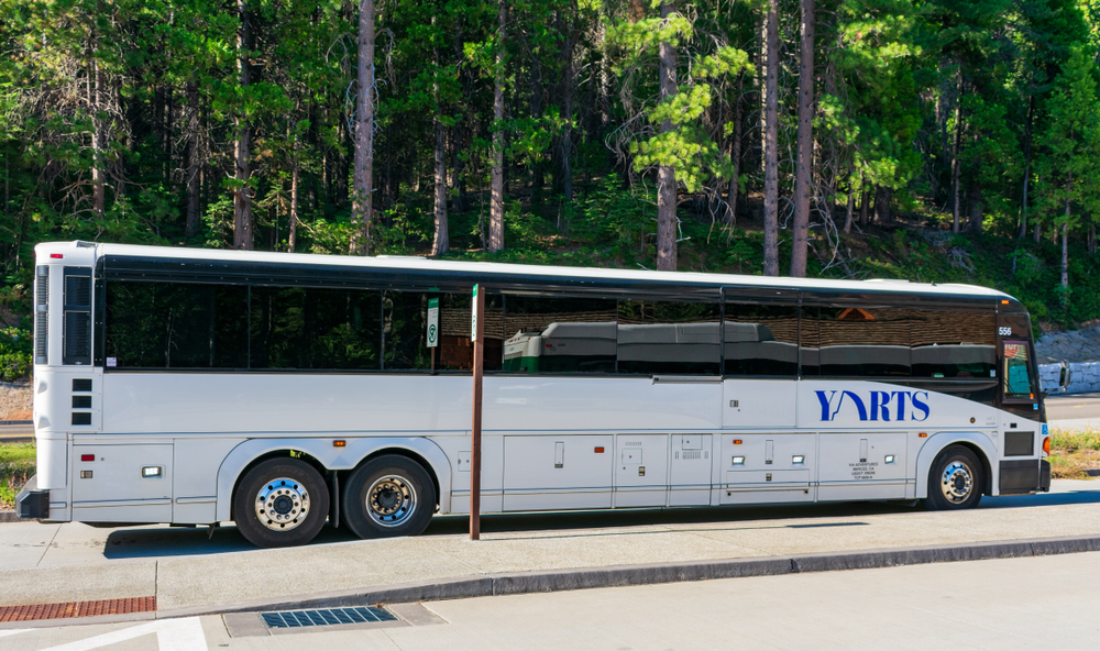 Un autobuz YARTS îi așteaptă pe turiști în Parcul Național Yosemite