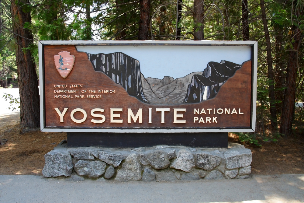 An entrance sign to Yosemite National Park