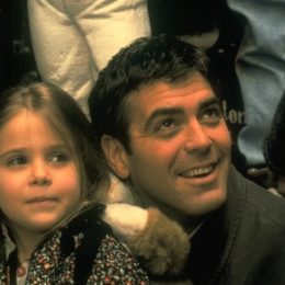 Mae Whitman and George Clooney in One Fine Day