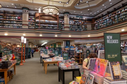 Biblioteca interioară Barnes and Noble.