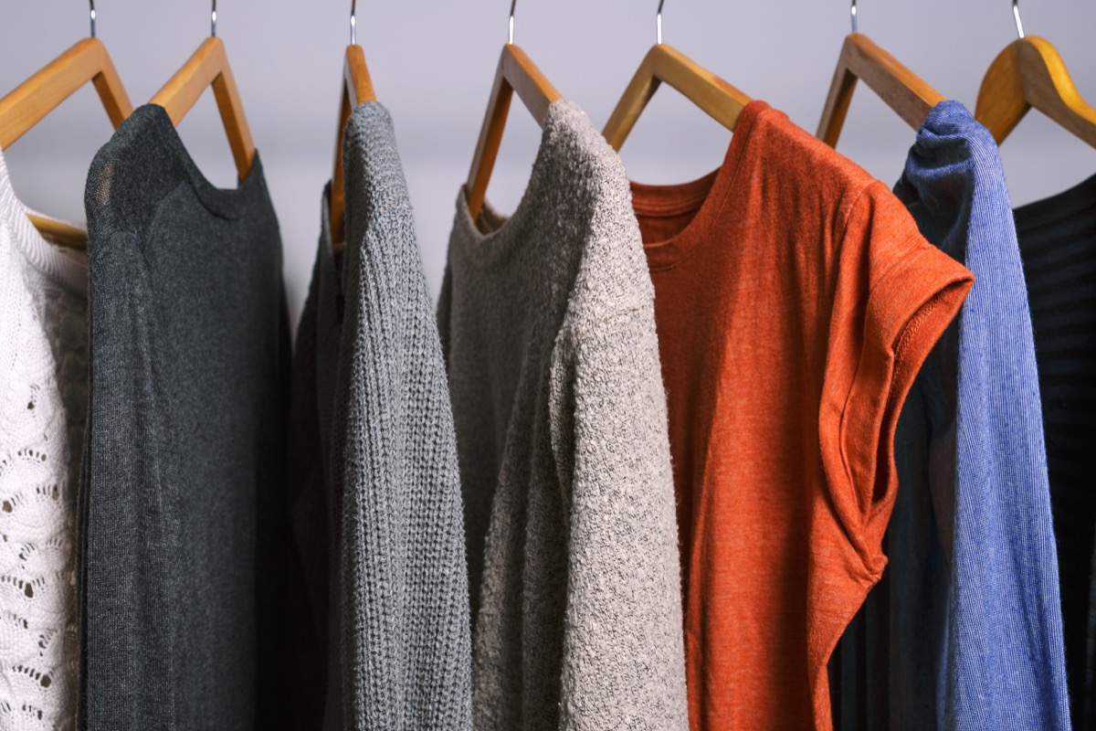 Quần áo treo trên giá treo quần áo trong cửa hàng hoặc tủ quần áo gia đình.