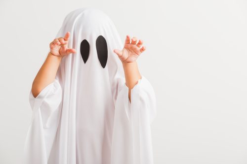 Citate de Halloween - Un copil într-un costum de fantomă