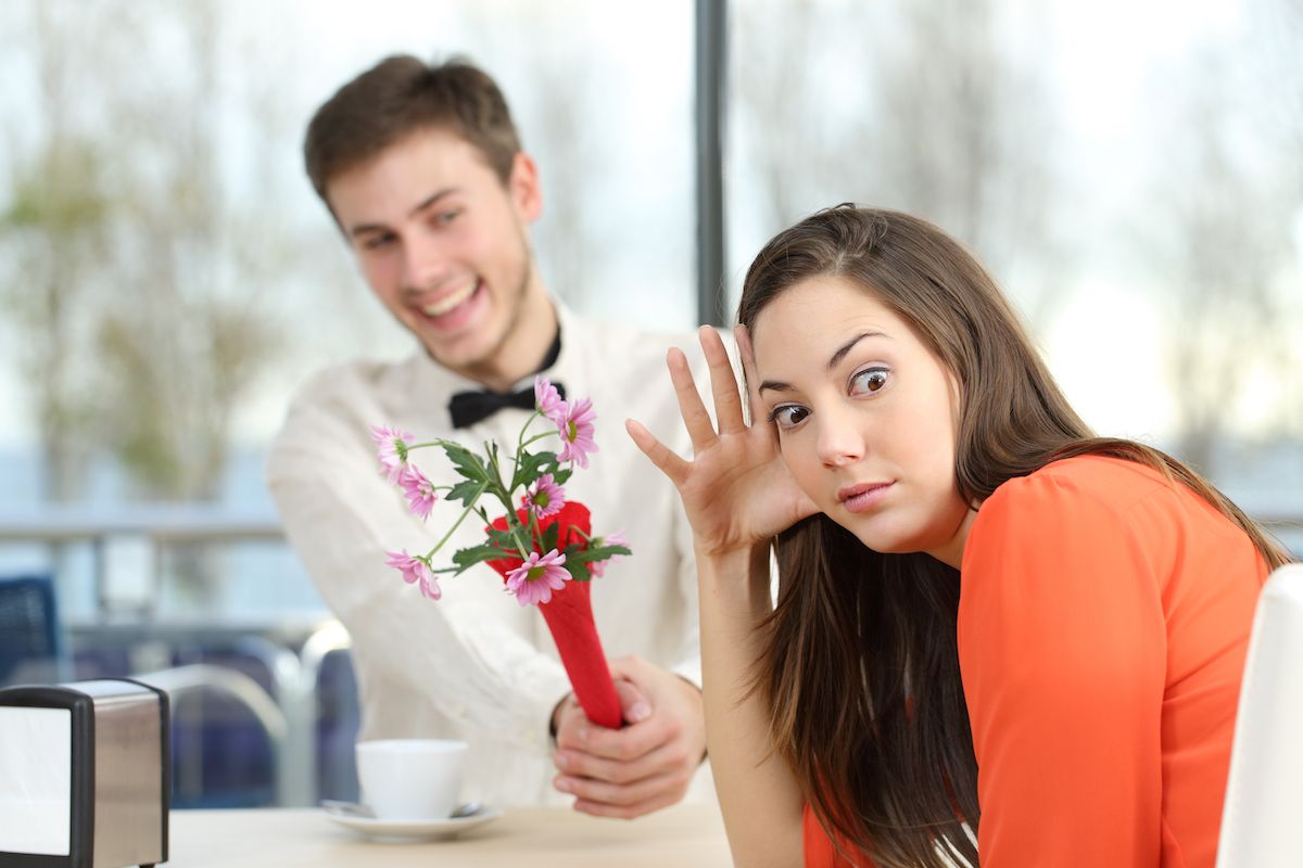 Dating first dates. Парень дарит девушке цветы. Мужчина дарит цветы женщине. Девушка на свидании. Девушке дарят цветы.