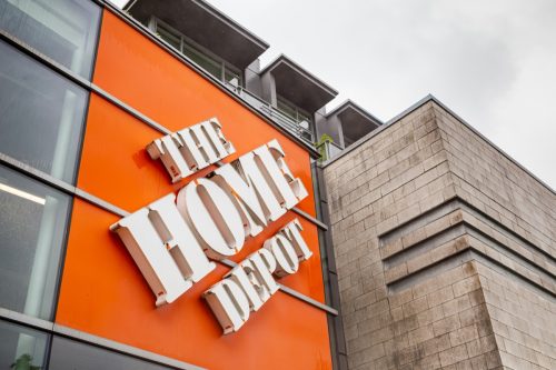 Uma captura de tela do logotipo da gigante de hardware dos EUA, The Home Depot, tirada em sua loja principal no bairro de Cambie, em Vancouver.