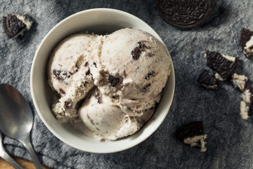 Biscuiți de ciocolată de casă și înghețată cu cremă