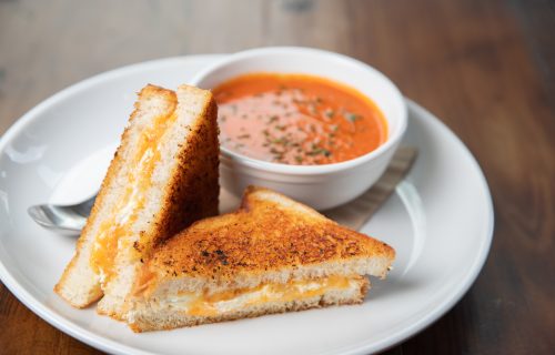 Sandviș cu brânză la grătar și supă de roșii în Frisco, Texas, SUA