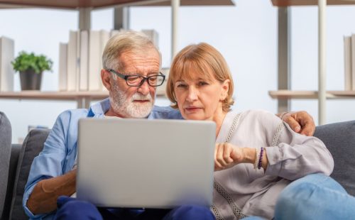 Cuplu mai în vârstă se uită la computer