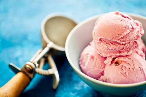 Delicioasă înghețată de căpșuni într-un castron.