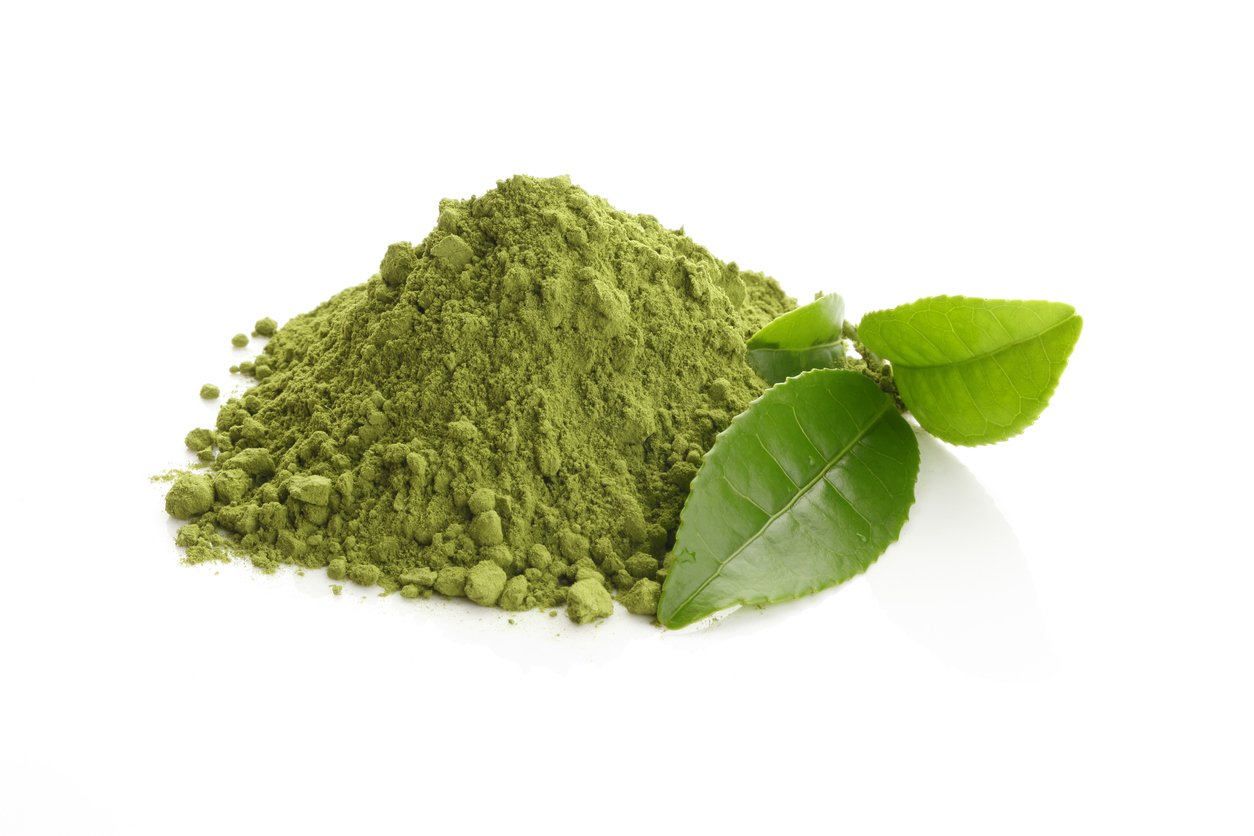 Té verde en polvo y hojas de té.