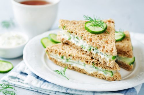 Sandvișuri cu ceai englezesc cu castraveți, brânză și mărar.  tonifiere;  Focalizare selectivă