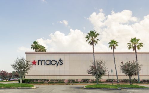 Vero Beach, Florida;  Statele Unite ale Americii;  23 iunie 2019. Logo-ul magazinului Macy's este fotografiat în afara magazinului cu palmieri înalți într-o zi însorită din Florida.  vedere din față.