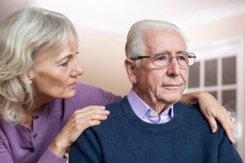 Un bărbat în vârstă cu demență este deplâns de soția sa
