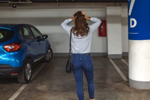 O femeie își dă seama că mașina a fost furată din garaj
