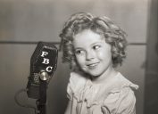 Shirley Temple với một chiếc micro