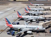 Năm chiếc máy bay của American Airlines ngồi ở cổng của họ và một chiếc máy bay bị đánh thuế trên đường băng tại sân bay