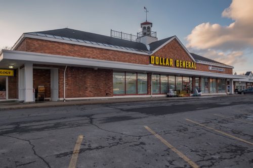 Các địa điểm bán lẻ chung của Dollar.  Dollar General là một nhà bán lẻ giảm giá hộp nhỏ, tọa lạc tại 131