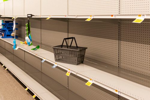 Rafturile magazinelor alimentare sunt goale din cauza cumpărăturilor de panică cauzate de pandemia de virus Corona.