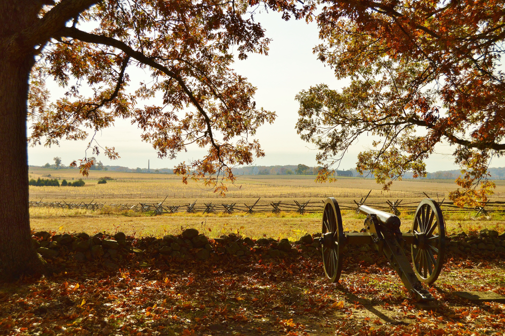 Một khẩu đại bác gần bức tường đá tại Đài tưởng niệm Quân sự Quốc gia Gettysburg