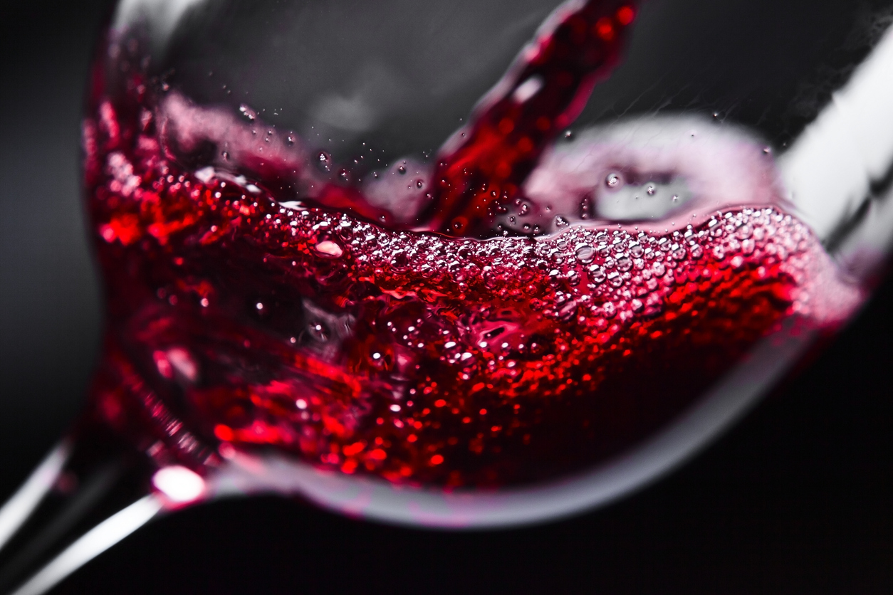 Κόκκινο κρασί που χύνεται σε ένα ποτήρι.