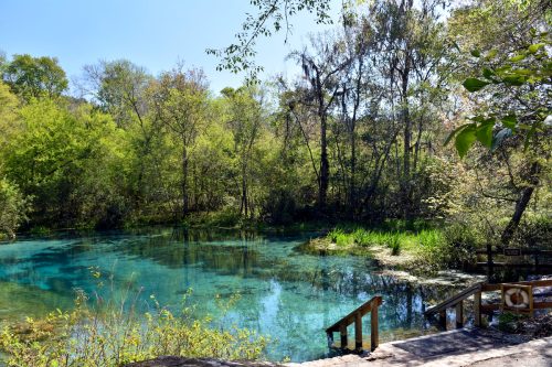 Râul Ishitokni din Florida, arătând apele turcoaz