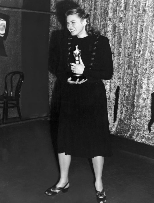 Ingrid Bergman holding her Oscar at the 1945 Oscars