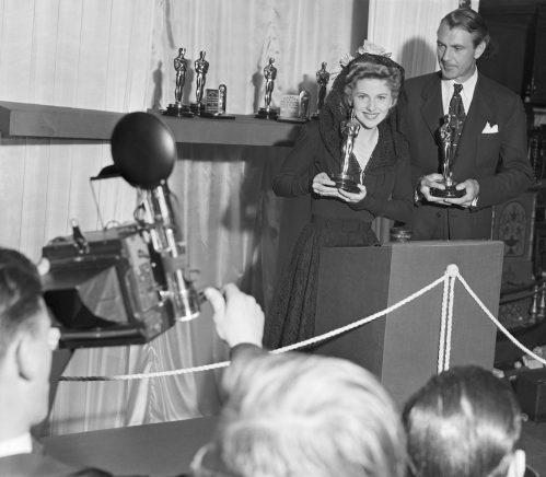 Joan Fontaine and Gary Cooper holding their Oscars in 1942