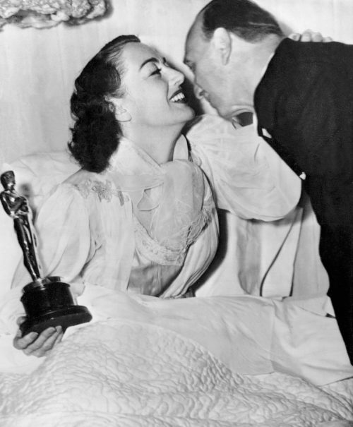 Joan Crawford and Michael Curtiz with their Oscar in 1946