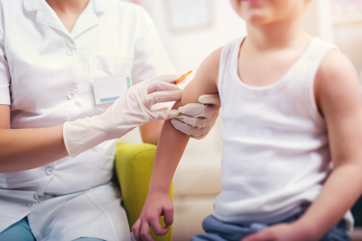 Παιδίατρος κάνει τον εμβολιασμό σε μικρό αγόρι