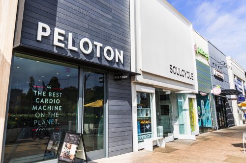 Magazinul Peloton este situat în luxul Stanford Mall;  Peloton este o companie americană de echipamente de exerciții și media