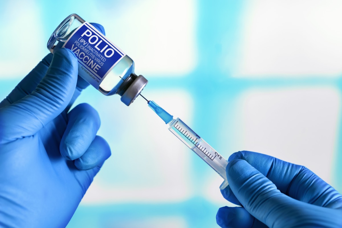 Εμβολιασμός για αναμνηστικό εμβόλιο για τον ιό της αδρανοποιημένης πολιομυελίτιδας IPV στον παιδικό πληθυσμό.  Γιατρός με φιαλίδιο με τις δόσεις εμβολίου και σύριγγα για τον ιό της αδρανοποιημένης πολιομυελίτιδας IPV