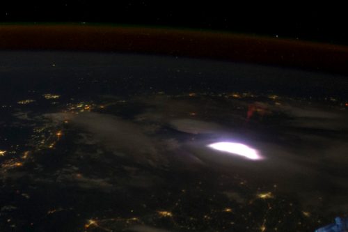 File:Red sprite lightning seen from ISS