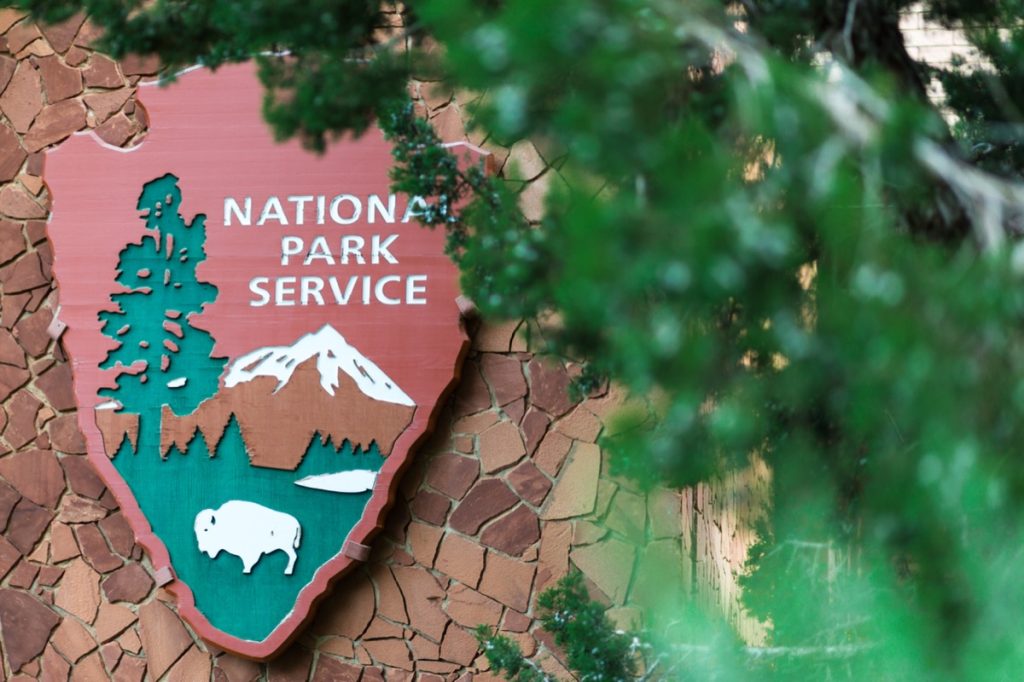 bảng hiệu dịch vụ công viên quốc gia