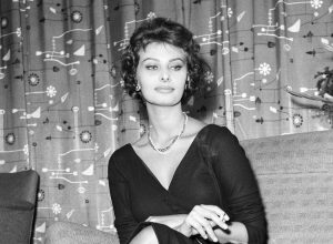 Sophia Loren at the airport in London in 1957