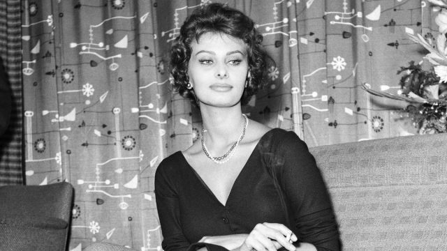 Sophia Loren at the airport in London in 1957