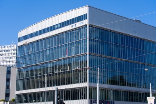 Tòa nhà chọc trời của Liên minh Viễn thông Quốc tế (ITU) ở Geneva trong một ngày hè đầy nắng.