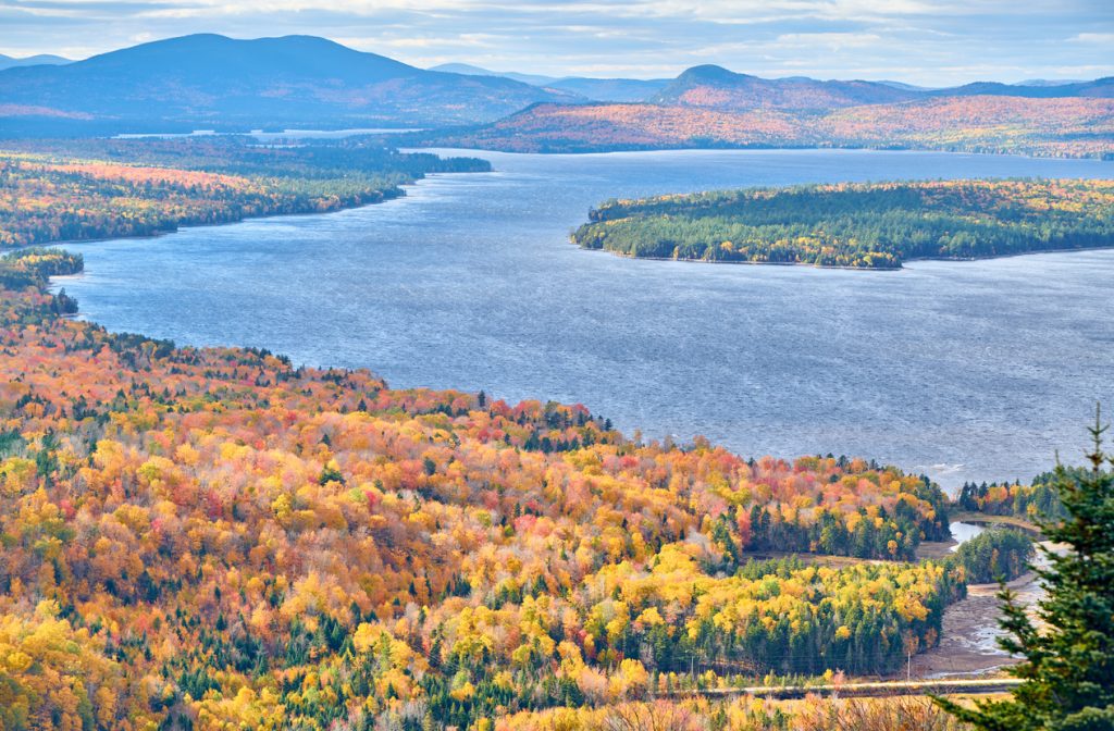 Hồ Mooselookmeguntic ở Maine vào mùa thu
